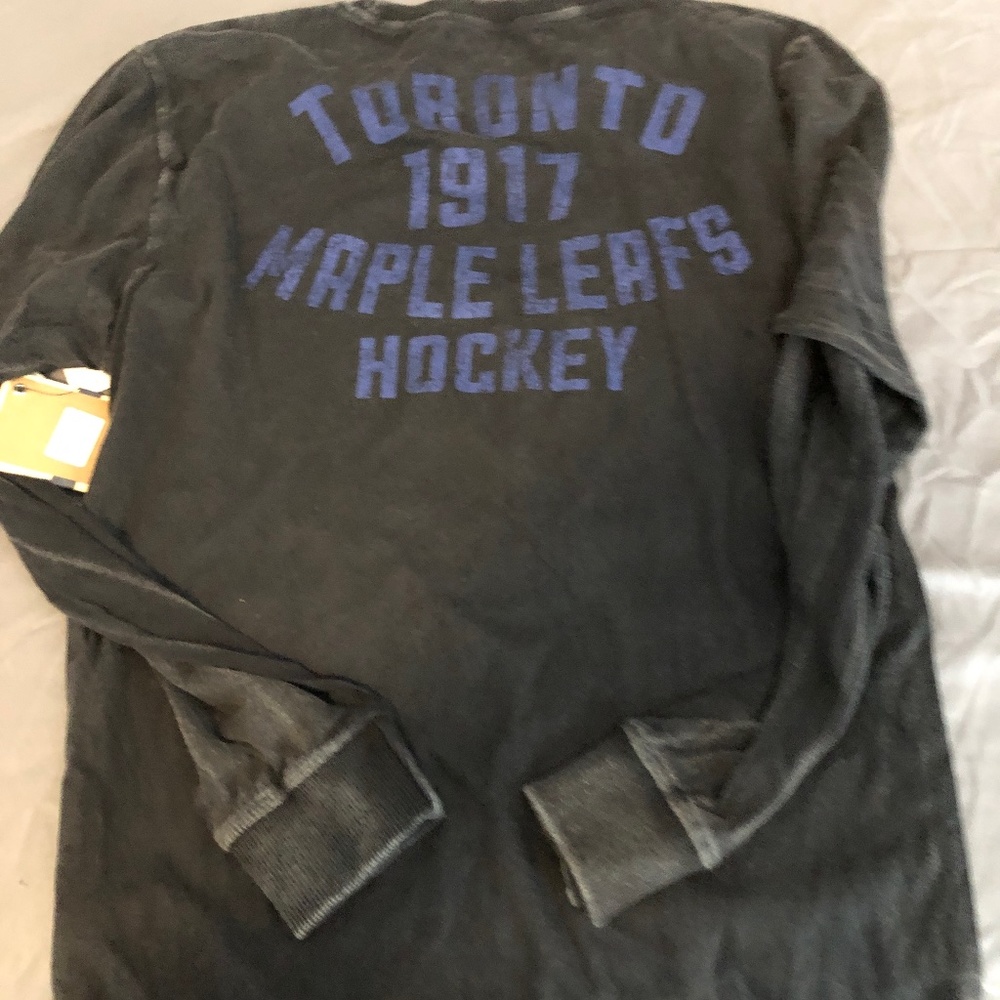 Long sleeve maple leaf shirt size m